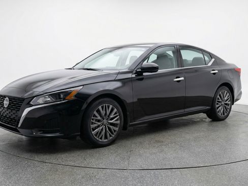 Used 2025 Nissan Altima 2.5 SV FWD image 3