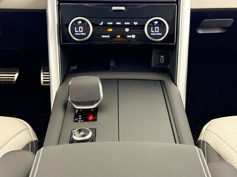 Used 2026 Land Rover Discovery Limited Edition AWD/4WD image 12