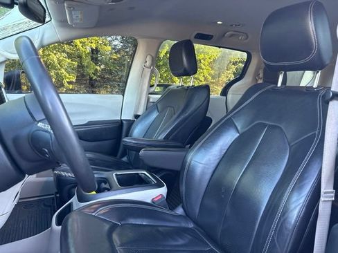 Used 2022 Chrysler Pacifica Touring-L FWD image 6