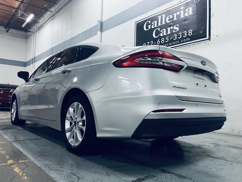 Used 2019 Ford Fusion SE FWD image 4
