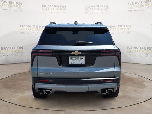 Used 2025 Chevrolet Traverse LT w/ Driver Confidence Package FWD image 4