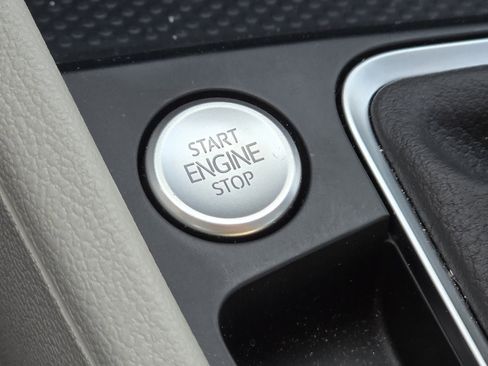 Used 2025 Volkswagen Jetta SE w/ Sunroof Package FWD image 10