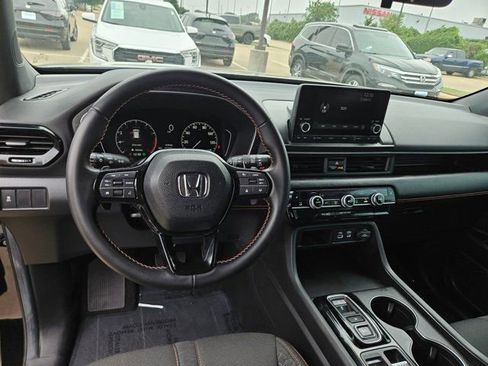 Used 2025 Honda Pilot Sport image 17