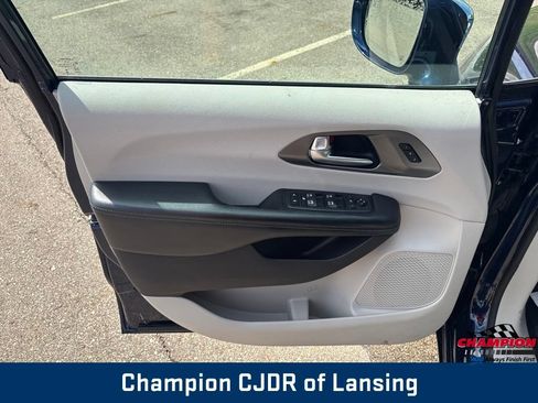Used 2019 Chrysler Pacifica Limited w/ Tire & Wheel Group FWD image 12