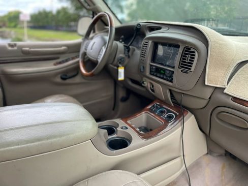 Used 2001 Lincoln Navigator 4WD image 18