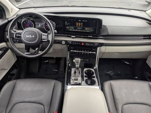 Used 2022 Kia Carnival EX image 16