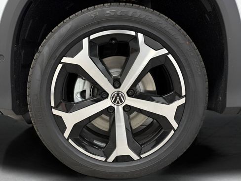 New 2026 Volkswagen Tiguan SE image 19