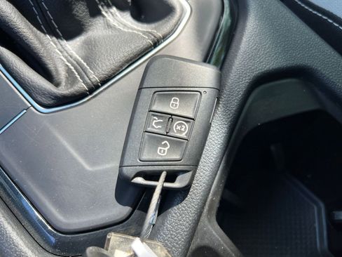 Used 2025 Volkswagen Taos SE FWD image 25