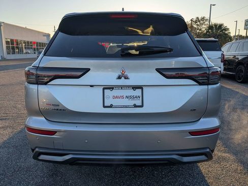 Used 2025 Mitsubishi Outlander SE image 5