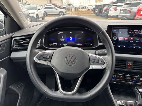 Used 2025 Volkswagen Jetta SE image 28