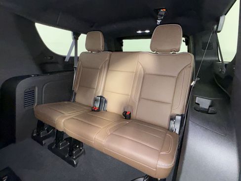 Used 2023 Chevrolet Suburban High Country AWD/4WD image 25