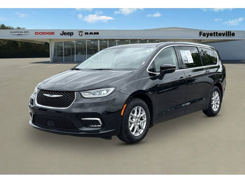 Used 2023 Chrysler Pacifica Touring-L FWD image 7
