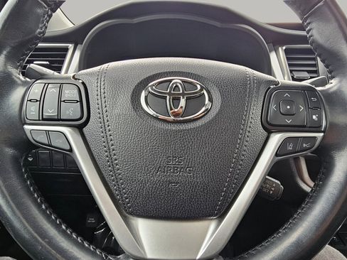 Used 2019 Toyota Highlander XLE AWD/4WD image 3