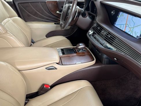 Used 2018 Lexus LS 500 w/ Accessory Package (Z2) RWD image 19