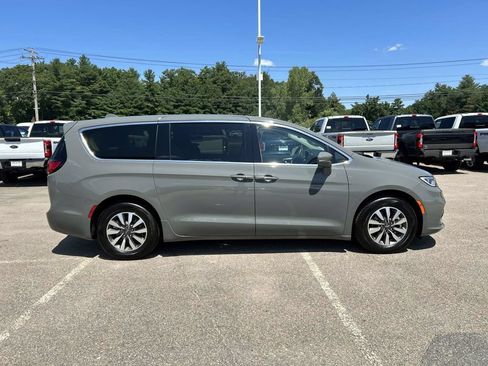Used 2022 Chrysler Pacifica Touring-L FWD image 2