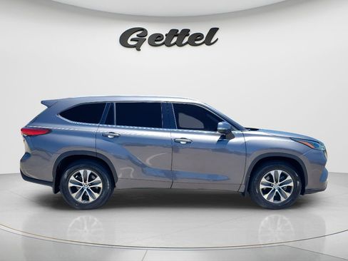 Used 2022 Toyota Highlander XLE AWD/4WD image 4