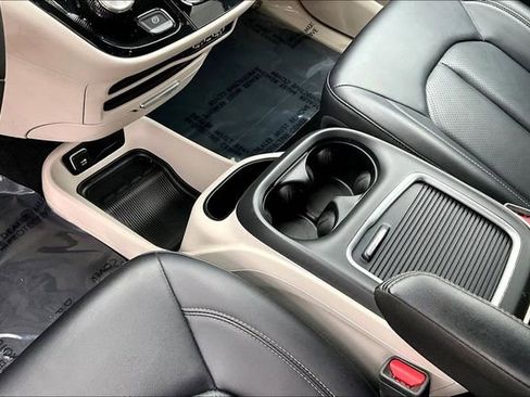 Used 2024 Chrysler Pacifica Touring-L image 17