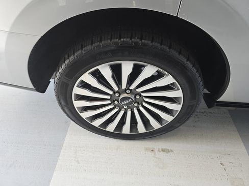 Used 2019 Lincoln Navigator Reserve image 11