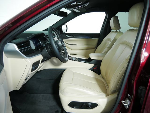 Used 2023 Jeep Grand Cherokee Limited w/ Luxury Tech Group II AWD/4WD image 20