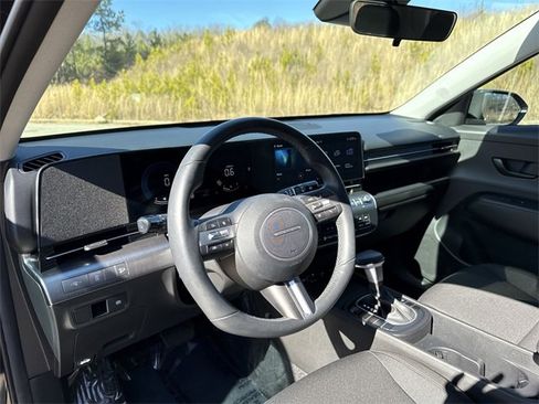 Used 2025 Hyundai Kona SEL image 11