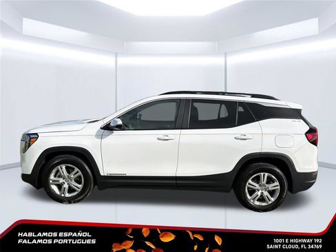 Used 2024 GMC Terrain SLE w/ Driver Convenience Package FWD image 2