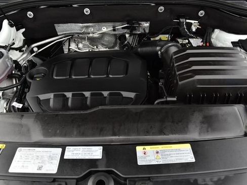 Used 2025 Volkswagen Atlas Cross Sport SE w/ Panoramic Sunroof Package FWD image 27
