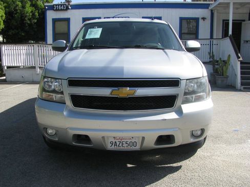 Used 2014 Chevrolet Suburban LT image 3