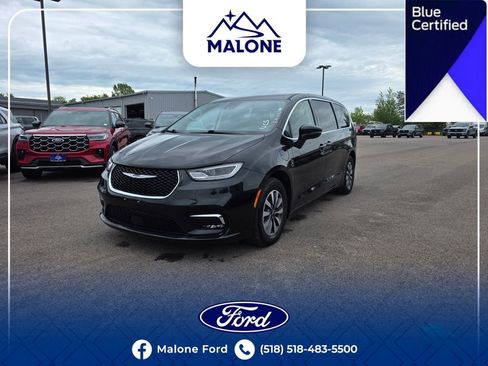 Used 2023 Chrysler Pacifica Touring-L FWD image 2