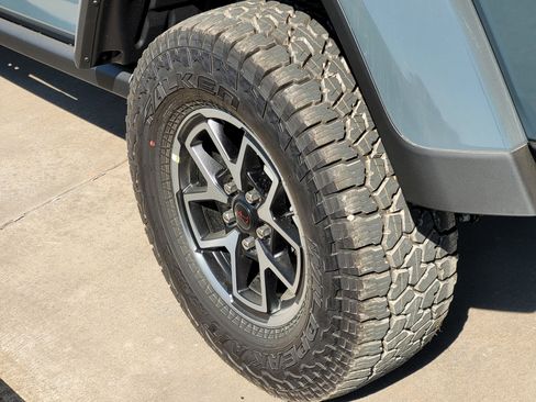 New 2025 Jeep Gladiator Rubicon w/ Convenience Group AWD/4WD image 5