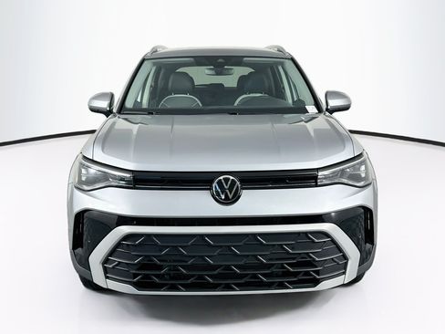 Used 2025 Volkswagen Taos SE AWD/4WD image 2