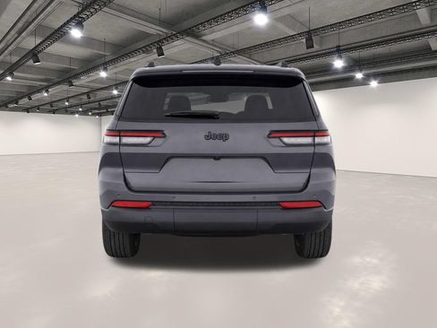 Used 2023 Jeep Grand Cherokee L Laredo RWD image 7
