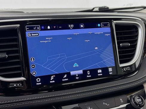 Used 2023 Chrysler Pacifica Limited image 16