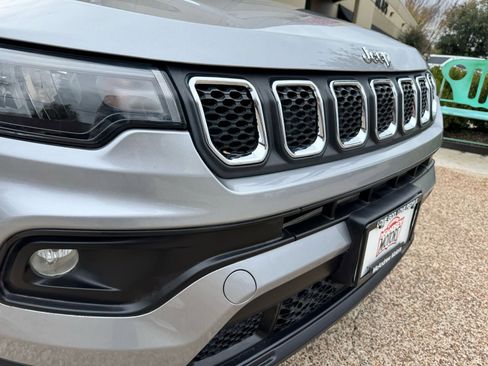 Used 2023 Jeep Compass Latitude image 2