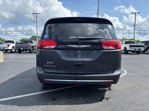 Used 2020 Chrysler Pacifica Touring-L FWD image 5
