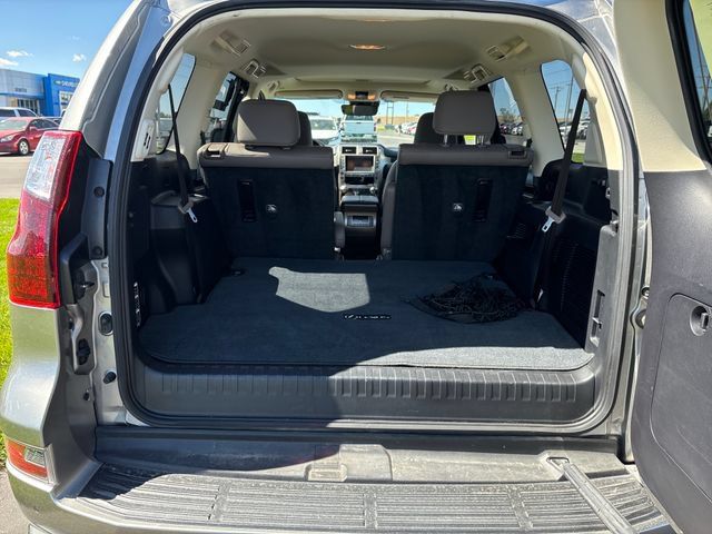 Used 2021 Lexus GX 460 Premium w/ Accessory Package AWD/4WD image 26