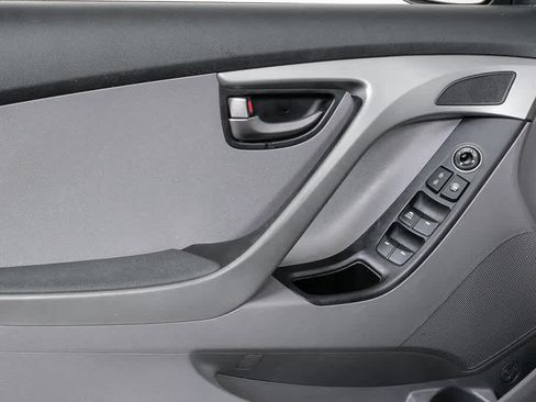 Used 2014 Hyundai Elantra SE FWD image 6