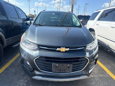Used 2018 Chevrolet Trax LT w/ LT Convenience Package FWD image 2