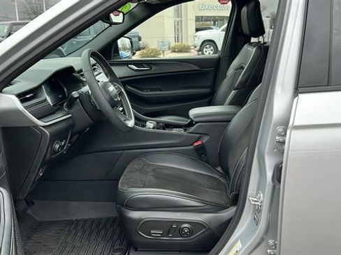 Used 2023 Jeep Grand Cherokee L Laredo image 9