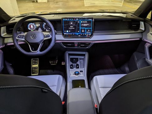 New 2025 Volkswagen Tiguan SE R-Line image 12