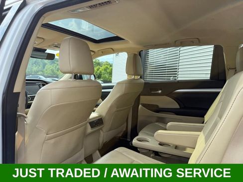 Used 2017 Toyota Highlander XLE w/ Carpet Mat Package AWD/4WD image 22