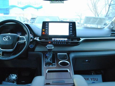 Certified 2022 Toyota Sienna XLE image 11
