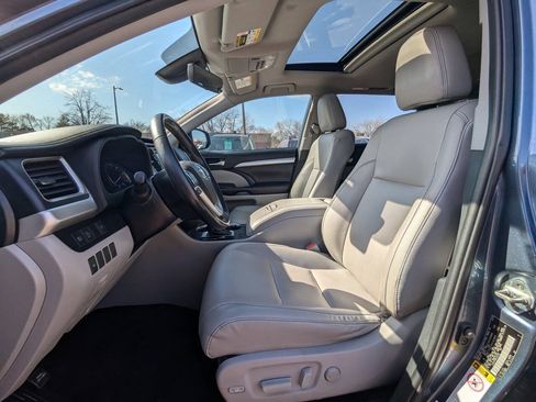 Used 2019 Toyota Highlander XLE FWD image 12