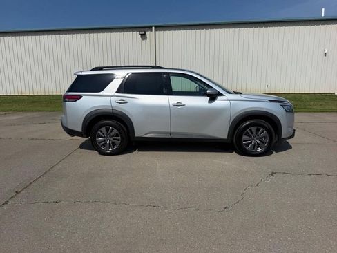 Used 2024 Nissan Pathfinder SV AWD/4WD image 2