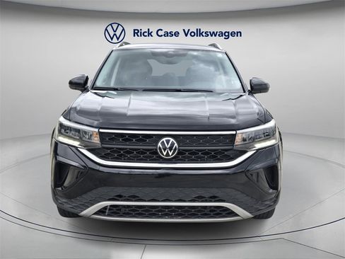 Used 2023 Volkswagen Taos SE w/ Black Wheel Package image 4