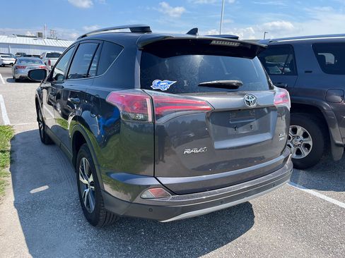 Used 2017 Toyota RAV4 XLE AWD/4WD image 4