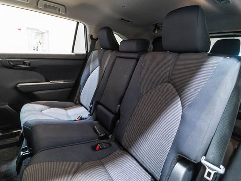 Used 2024 Toyota Highlander LE AWD/4WD image 30