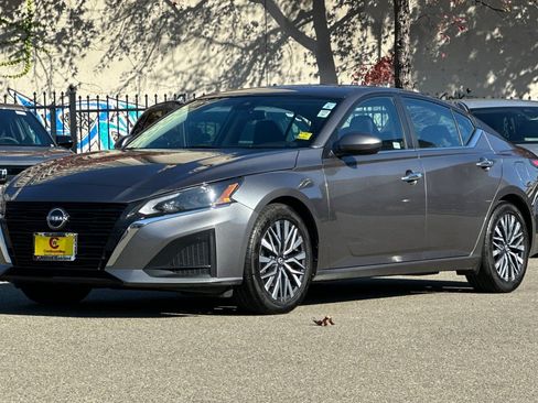 Used 2023 Nissan Altima 2.5 SV image 9