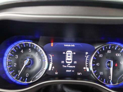 Used 2023 Chrysler Pacifica Touring-L image 15