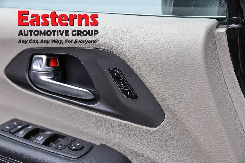 Used 2023 Chrysler Pacifica Touring-L FWD image 21