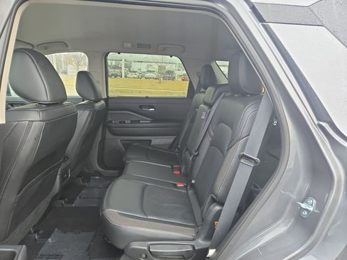 Used 2025 Nissan Pathfinder SL image 16
